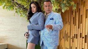 asisten-pribadi-intan-vilya-aprilliyani-berpose-bersama-hotman-paris.jpg