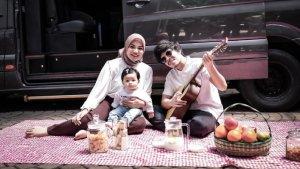 aurel-hermansyah-kini-lebih-berhati-hati-dalam-memilih-produk-bayi-untuk-ameena.jpg