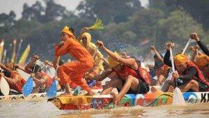 balap-perahu-pacu-jalur-di-kabupaten-kuansing-riau.jpg