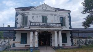 bangunan-di-pura-mangkunegaran.jpg