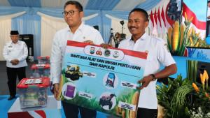 bantuan-alat-pertanian-dari-Polri-ke-Petani.jpg