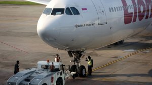 batik-air-mendarat-darurat-di-bandara-kualanamu-medan_20210829_220217.jpg