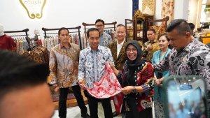 batik-umkm-jokowi.jpg
