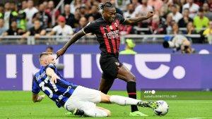 bek-inter-milan-milan-skriniar-kiri-berebut-bola-dengan-penyerang-ac-milan.jpg