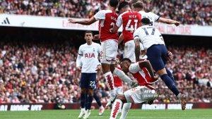 bek-tottenham-hotspur37-micky-van-de-ven-bersaing-dengan-gelandang-arsenal-41-declan-rice.jpg