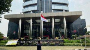 bendera-setengah-tiang-di-gedung-merah-putih.jpg