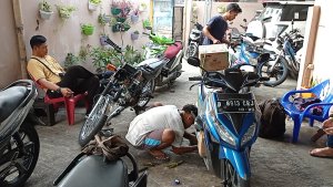 bengkel-motor-kebanjiran-order-service-buat-mudik-lebaran_20220414_185539.jpg