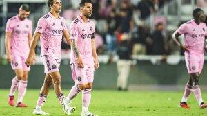 benjamin-cremaschi-berjalan-di-samping-lionel-messi.jpg