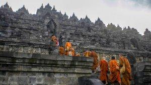 biksu-buddha-mengunjungi-candi-borobudur-jelang-hari-raya-waisak-di-magelang-7.jpg