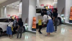 bocah-main-gas-mobil-yang-dipamerakan-di-mall.jpg