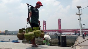 bongkar-muat-tabung-gas-3kg-di-dermaga-pasar-16-ilir-palembang_20231029_165104.jpg