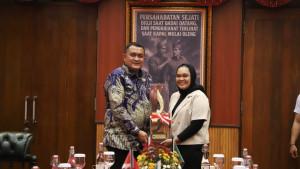bupati-bogor-dan-sutrada-film-mama-jo.jpg