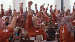cak-imin-temui-buruh-pabrik-rokok-kretek-di-kabupaten-malang_20231030_144841.jpg