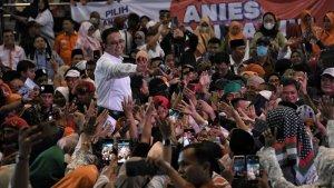 capres-anies-baswedan-dikerubungi-warga-saat-kampanye-di-gor-pekanbaru-riau.jpg