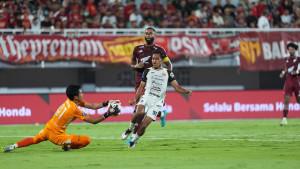 caption-PSM-VS-PERSIJA-Pemain-depan-Persija-Rayhan-Hannan.jpg