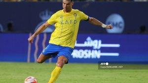cristiano-ronaldo-mengeksekusi-bola-mati-saat-melawan-damac.jpg