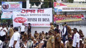 demo-perangkat-desa-tuntut-revisi-uu-desa_20240131_174457.jpg