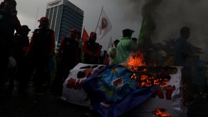 demo-tolak-perppu-ciptaker-di-depan-gedung-dpr-ri_20230228_210811.jpg