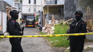 densus-88-geledah-rumah-terduga-teroris-di-batu-malang_20240801_105025.jpg