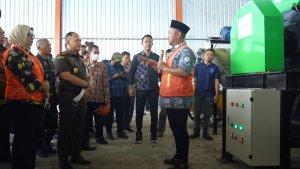 direktur-operasi-sig-reni-wulandari-kiri-dan-kepala-kejaksaan-negeri-gresik-nana-riana.jpg