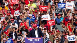 donald-trump-ditembak-saat-kampanye-pilpres-as-2024_20240714_222812.jpg