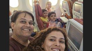 dua-anak-mereka-foto-selfie-di-atas-pesv.jpg