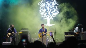efek-rumah-kaca-hibur-penonton-jakarta-weekday-festival_20191025_012902.jpg