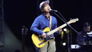 efek-rumah-kaca-hibur-penonton-jakarta-weekday-festival_20191025_014018.jpg