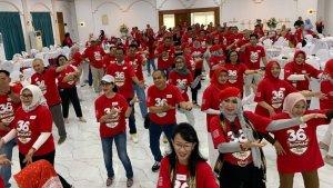 emecahan-rekor-100-orang-menari-bersama.jpg