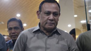 firli-bahuri-usai-menjalani-pemeriksaan-di-bareskrim-polri_20231201_212202.jpg