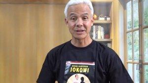 ganjar-pranowo-mengenakan-kaus-bergambar-presiden-joko-widodo.jpg