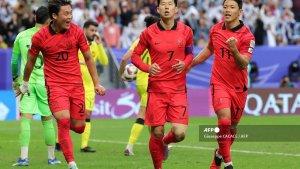 gelandang-korea-selatan-07-son-heung-min-merayakan-bersama-rekan-satu-timnya.jpg