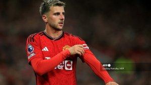 gelandang-manchester-united-07-mason-mount-memegangi-lengannya.jpg