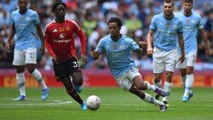 gelandang-manchester-united-kobbie-mainoo-2l-berebut-dengan-gelandang-manchester-city-oscar-bobb.jpg