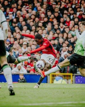 gelandang-manchester-united-kobbie-mainoo-menembak-bola-ke-gawang-liverpool.jpg
