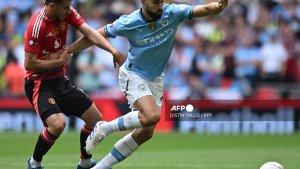 gelandang-manchester-united-mason-mount-kiri-berebut-dengan-bek-manchester-city-josko-gvardiol.jpg