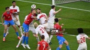 gelandang-republik-ceko-tomas-soucek-cl-dan-gelandang-turki-hakan-calhanoglu-tengah.jpg