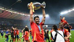 gelandang-spanyol-rodri-tengah-mengangkat-trofi-euro-2024.jpg