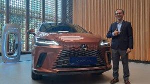 general-manager-lexus-indonesia-bansar-maduma-berfoto-sebelah-rx-450h.jpg
