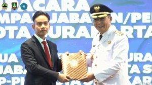 gibran-secara-simbolik-serahkan-jabatan-wali-kota-solo-ke-teguh-prakosa.jpg