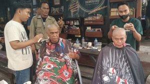 gubernur-kaltara-zainal-arifin-paliwang-menggunduli-rambutnya.jpg