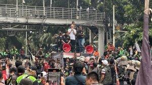 gunawan-hutagalung-saat-temui-massa-ojol.jpg