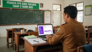 guru-sedang-mengerjakan-lapor-diri-PPG-Guru-Tertentu-Tahap-3-Tahun-2025-di-LPTK.jpg