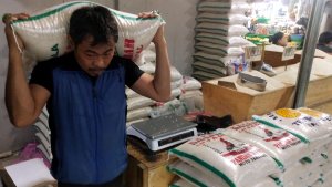 harga-beras-di-pasar-kosambi-bandung-naik_20230126_180504.jpg