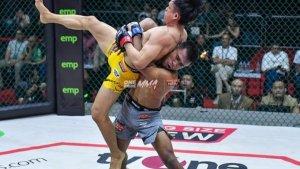 hasil-one-pride-mma-81-aditya-ginting-sukses-mengalahkan-billy-pasulatan.jpg