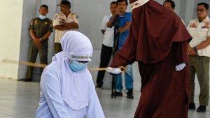 hukuman-cambuk-bagi-pelanggar-syariat-islam-di-aceh_20221223_090211.jpg