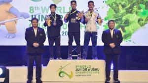 ilham-permana-kanan-saat-mendamping-airlangga-hartarto-bersama-para-juara.jpg