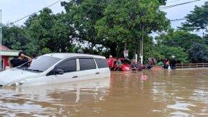 ilustasri-mobil-terendam-banjir.jpg