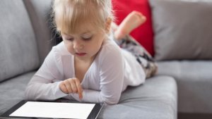 ilustrasi-anak-main-gadget_20180112_125727.jpg