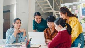 ilustrasi-belajar-kuliah-online-bersama-berkelompok.jpg